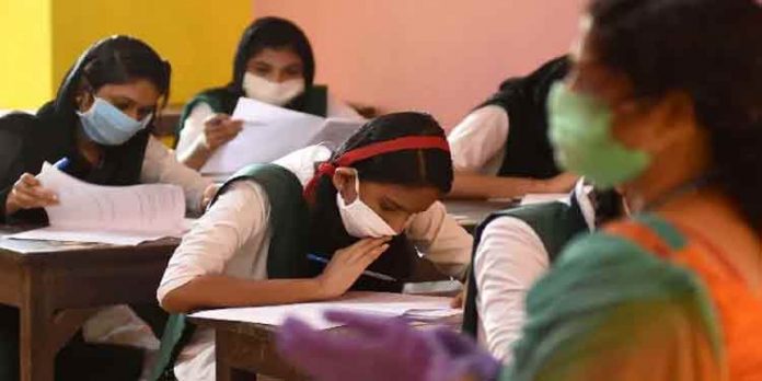 കോവിഡ് പ്രതിരോധ നടപടികള് കര്ശനo ; എസ് എസ് എല് സി, ഹയര് സെക്കണ്ടറി പരീക്ഷകള് ഇന്ന് ആരംഭിക്കും കോവിഡ് പ്രതിരോധ നടപടികള് കര്ശനo ; എസ് എസ് എല് സി, ഹയര് സെക്കണ്ടറി പരീക്ഷകള് ഇന്ന് ആരംഭിക്കും