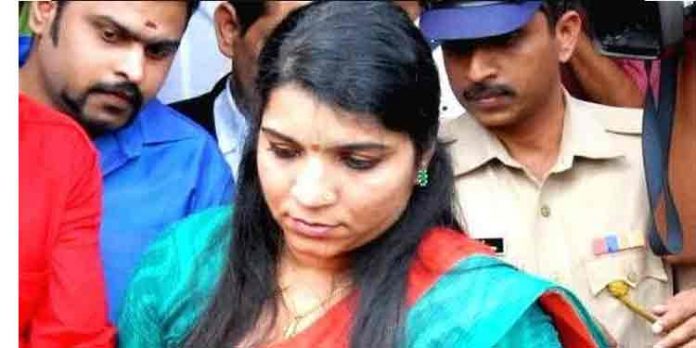 സോളാര് തട്ടിപ്പു കേസില് സരിത എസ് നായര് അറസ്റ്റില് സോളാര് തട്ടിപ്പു കേസില് സരിത എസ് നായര് അറസ്റ്റില്