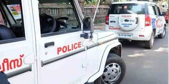 കോവിഡ് വ്യാപനം രൂക്ഷമായ ഏറണാകുളം ജില്ലയില് നിയന്ത്രണങ്ങള് കടുപ്പിച്ച് പോലീസും ആരോഗ്യവകുപ്പും കോവിഡ് വ്യാപനം രൂക്ഷമായ ഏറണാകുളം ജില്ലയില് നിയന്ത്രണങ്ങള് കടുപ്പിച്ച് പോലീസും ആരോഗ്യവകുപ്പും