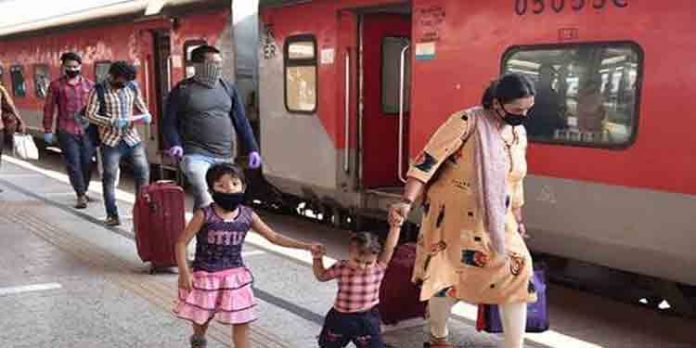 സ്റ്റേഷനിലും ട്രെയിനിലും മാസ്ക് നിര്ബന്ധമാക്കി റെയില്വെ സ്റ്റേഷനിലും ട്രെയിനിലും മാസ്ക് നിര്ബന്ധമാക്കി റെയില്വെ