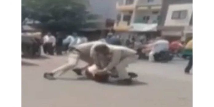 മാസ്ക്ക് മൂക്കില് നിന്നും ഊര്ന്നുപോയി ; മദ്ധ്യപ്രദേശില് ഓട്ടോക്കാരനെ പോലീസുകാര് ക്രൂരമായി തല്ലിച്ചതച്ചു മാസ്ക്ക് മൂക്കില് നിന്നും ഊര്ന്നുപോയി ; മദ്ധ്യപ്രദേശില് ഓട്ടോക്കാരനെ പോലീസുകാര് ക്രൂരമായി തല്ലിച്ചതച്ചു