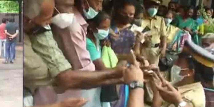 പത്തനംതിട്ടയില് 90ല് 83 കേന്ദ്രങ്ങളിലും വാക്സിനേഷന് മുടങ്ങി ; കോട്ടയത്ത് പോലീസും ജനങ്ങളും തമ്മില് വാക്കേറ്റം പത്തനംതിട്ടയില് 90ല് 83 കേന്ദ്രങ്ങളിലും വാക്സിനേഷന് മുടങ്ങി ; കോട്ടയത്ത് പോലീസും ജനങ്ങളും തമ്മില് വാക്കേറ്റം