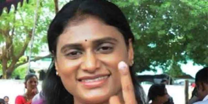 തെലങ്കാനയില് പുതിയ പാര്ട്ടി പ്രഖ്യാപനത്തിനൊരുങ്ങി ആന്ധ്ര മുഖ്യമന്ത്രി ജഗന്മോഹന് റെഡ്ഡിയുടെ സഹോദരി തെലങ്കാനയില് പുതിയ പാര്ട്ടി പ്രഖ്യാപനത്തിനൊരുങ്ങി ആന്ധ്ര മുഖ്യമന്ത്രി ജഗന്മോഹന് റെഡ്ഡിയുടെ സഹോദരി