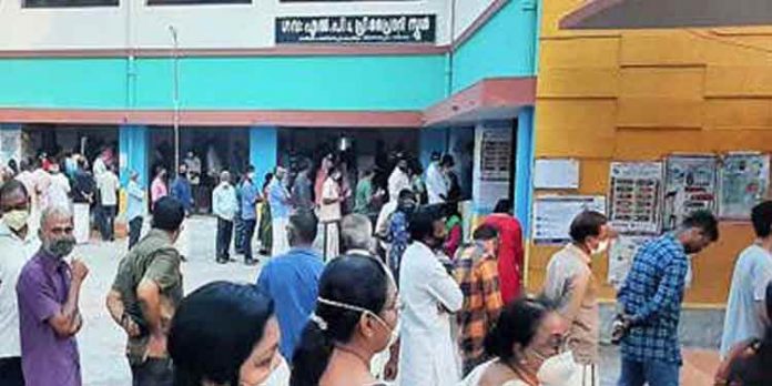 ആറന്മുളയില് വോട്ട് രേഖപ്പെടുത്താനെത്തിയ വൃദ്ധന് കുഴഞ്ഞുവീണു മരിച്ചു ആറന്മുളയില് വോട്ട് രേഖപ്പെടുത്താനെത്തിയ വൃദ്ധന് കുഴഞ്ഞുവീണു മരിച്ചു