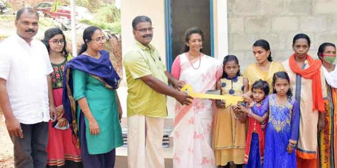 199 മത്തെ സ്നേഹഭവനവും കൈമാറി ; അപകടത്തില് ശരീരം തളർന്നു പോയ രാജേഷിന്റെ കുടുംബത്തിനു തണലായി സുനിൽ ടീച്ചർ 199 മത്തെ സ്നേഹഭവനവും കൈമാറി ; അപകടത്തില് ശരീരം തളർന്നു പോയ രാജേഷിന്റെ കുടുംബത്തിനു തണലായി സുനിൽ ടീച്ചർ