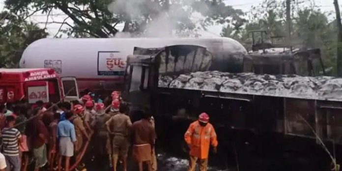 മണ്ണാര്ക്കാട് തച്ചമ്പാറയില് ഗ്യാസ് ടാങ്കറും ചരക്ക് ലോറിയും കൂട്ടിയിടിച്ച് ഒരാള് മരിച്ചു മണ്ണാര്ക്കാട് തച്ചമ്പാറയില് ഗ്യാസ് ടാങ്കറും ചരക്ക് ലോറിയും കൂട്ടിയിടിച്ച് ഒരാള് മരിച്ചു