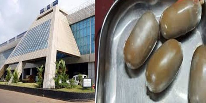 കരിപ്പൂര് വിമാനത്താവളത്തില് വന് സ്വര്ണവേട്ട : 70 ലക്ഷം രൂപയുടെ സ്വര്ണം പിടികൂടി കരിപ്പൂര് വിമാനത്താവളത്തില് വന് സ്വര്ണവേട്ട : 70 ലക്ഷം രൂപയുടെ സ്വര്ണം പിടികൂടി