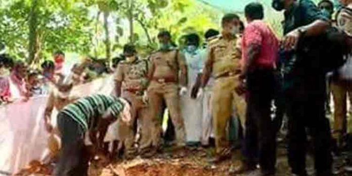 അഞ്ചല് ഏരൂരിലെ കൊലപാതകം ; തെളിവെടുപ്പ് തുടരുന്നു… എല്ലിന് കഷ്ണവും ഒരു ചാക്കും കുഴിച്ചിട്ട നിലയില് അഞ്ചല് ഏരൂരിലെ കൊലപാതകം ; തെളിവെടുപ്പ് തുടരുന്നു… എല്ലിന് കഷ്ണവും ഒരു ചാക്കും കുഴിച്ചിട്ട നിലയില്