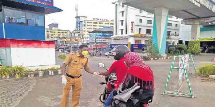 കൊവിഡ് വ്യാപനം രൂക്ഷം ; ആലുവ മാര്ക്കറ്റില് പോലീസ് നിയന്ത്രണങ്ങള് വീണ്ടും കടുപ്പിച്ചു കൊവിഡ് വ്യാപനം രൂക്ഷം ; ആലുവ മാര്ക്കറ്റില് പോലീസ് നിയന്ത്രണങ്ങള് വീണ്ടും കടുപ്പിച്ചു