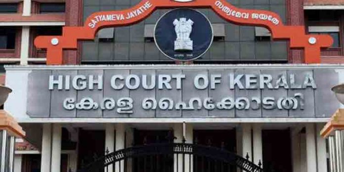 ട്രെയിനില് യുവതിയെ ആക്രമിച്ച് സ്വര്ണം കവര്ന്ന കേസില് ഹൈക്കോടതി സ്വമേധയ കേസെടുത്തു ട്രെയിനില് യുവതിയെ ആക്രമിച്ച് സ്വര്ണം കവര്ന്ന കേസില് ഹൈക്കോടതി സ്വമേധയ കേസെടുത്തു