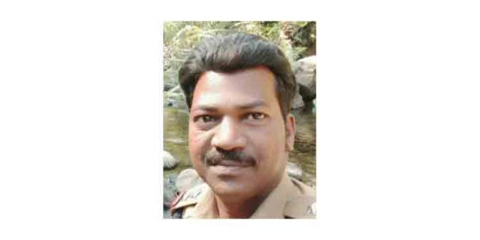 പട്രോളിംഗ് ഡ്യൂട്ടിക്കിടെ എസ് ഐ കുഴഞ്ഞ് വീണ് മരിച്ചു പട്രോളിംഗ് ഡ്യൂട്ടിക്കിടെ എസ് ഐ കുഴഞ്ഞ് വീണ് മരിച്ചു