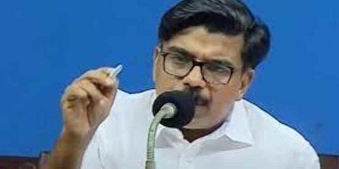 കനത്ത മഴയിലും കാറ്റിലും തകര്ന്ന വീടുകള് പുനര്നിര്മ്മിച്ച് നല്കുമെന്ന് മാത്യു കുഴല്നാടന് കനത്ത മഴയിലും കാറ്റിലും തകര്ന്ന വീടുകള് പുനര്നിര്മ്മിച്ച് നല്കുമെന്ന് മാത്യു കുഴല്നാടന്