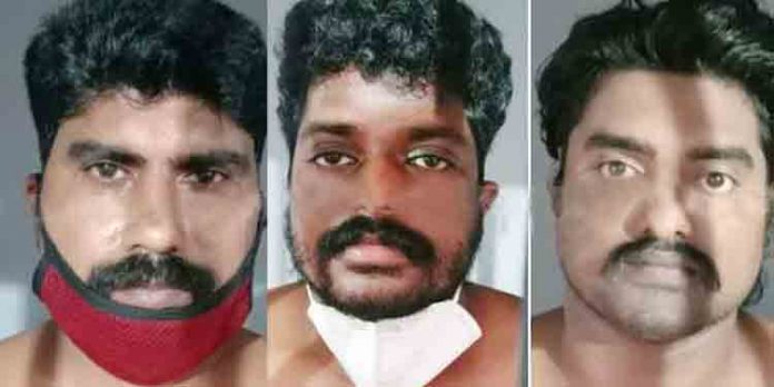 പൂജാരിയെ ക്ഷേത്രത്തില് നിന്നും തട്ടിക്കൊണ്ടുപോയി മര്ദിച്ച് അവശനാക്കി റോഡില് തള്ളി ; മൂന്നംഗസംഘം അറസ്റ്റില് പൂജാരിയെ ക്ഷേത്രത്തില് നിന്നും തട്ടിക്കൊണ്ടുപോയി മര്ദിച്ച് അവശനാക്കി റോഡില് തള്ളി ; മൂന്നംഗസംഘം അറസ്റ്റില്