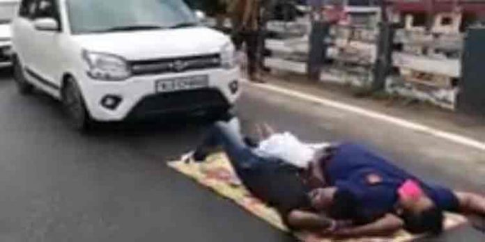 മഴ പെയ്താല് വെള്ളത്തില് മുങ്ങുന്ന തലസ്ഥാനം ; നടുറോഡില് പായ വിരിച്ച് പ്രതിഷേധിച്ച യുവാക്കളെ അറസ്റ്റ് ചെയ്തു മഴ പെയ്താല് വെള്ളത്തില് മുങ്ങുന്ന തലസ്ഥാനം ; നടുറോഡില് പായ വിരിച്ച് പ്രതിഷേധിച്ച യുവാക്കളെ അറസ്റ്റ് ചെയ്തു