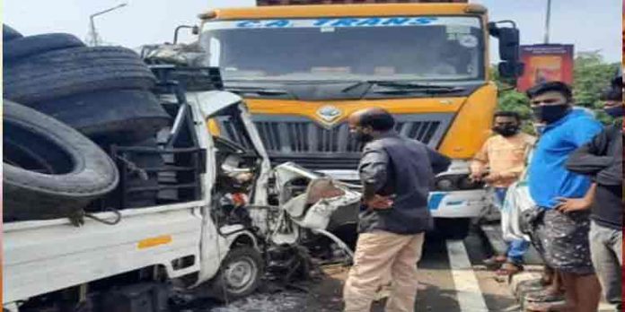 ചേറ്റുവ പാലത്തിനു മുകളില് കണ്ടെയ്നര് ലോറിയും മിനിലോറിയും കൂട്ടിയിടിച്ച് രണ്ടുപേര് മരിച്ചു ചേറ്റുവ പാലത്തിനു മുകളില് കണ്ടെയ്നര് ലോറിയും മിനിലോറിയും കൂട്ടിയിടിച്ച് രണ്ടുപേര് മരിച്ചു