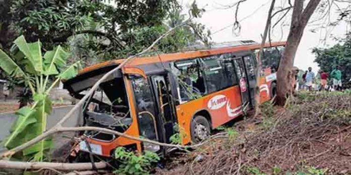 കേച്ചേരിയില് ലോറിയും കെ.എസ്.ആര്.ടി.സി ലോ ഫ്ലോര് ബസും കൂടിയിടിച്ച് 12 പേര്ക്ക് പരിക്കേറ്റു കേച്ചേരിയില് ലോറിയും കെ.എസ്.ആര്.ടി.സി ലോ ഫ്ലോര് ബസും കൂടിയിടിച്ച് 12 പേര്ക്ക് പരിക്കേറ്റു