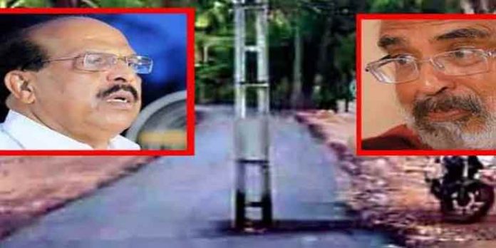 കുണ്ടറയില് റോഡിന് നടുവില് വൈദ്യുതിപോസ്റ്റ് ; 23 കോടിയുടെ പള്ളിമുക്ക് – മണ്റോതുരുത്ത് ആധുനിക റോഡ് നേരില്ക്കാണാന് ജനത്തിരക്ക് കുണ്ടറയില് റോഡിന് നടുവില് വൈദ്യുതിപോസ്റ്റ് ; 23 കോടിയുടെ പള്ളിമുക്ക് – മണ്റോതുരുത്ത് ആധുനിക റോഡ് നേരില്ക്കാണാന് ജനത്തിരക്ക്