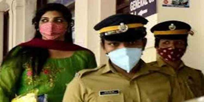 തൊഴില് തട്ടിപ്പ് കേസില് സരിത എസ് നായരെ മൂന്നു ദിവസത്തേക്ക് പോലീസ് കസ്റ്റഡിയില് വിട്ടു തൊഴില് തട്ടിപ്പ് കേസില് സരിത എസ് നായരെ മൂന്നു ദിവസത്തേക്ക് പോലീസ് കസ്റ്റഡിയില് വിട്ടു