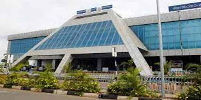 കോഴിക്കോട് വിമാനത്താവളത്തിലെത്തിയ യാത്രക്കാരനെ തട്ടിക്കൊണ്ടു പോയി കോഴിക്കോട് വിമാനത്താവളത്തിലെത്തിയ യാത്രക്കാരനെ തട്ടിക്കൊണ്ടു പോയി
