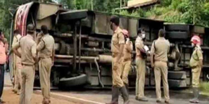 തിരുവനന്തപുരത്തു നിന്നും ഹരിപ്പാടേക്ക് പോയ കെഎസ്ആര്ടിസി ബസ്സ് മറിഞ്ഞു തിരുവനന്തപുരത്തു നിന്നും ഹരിപ്പാടേക്ക് പോയ കെഎസ്ആര്ടിസി ബസ്സ് മറിഞ്ഞു
