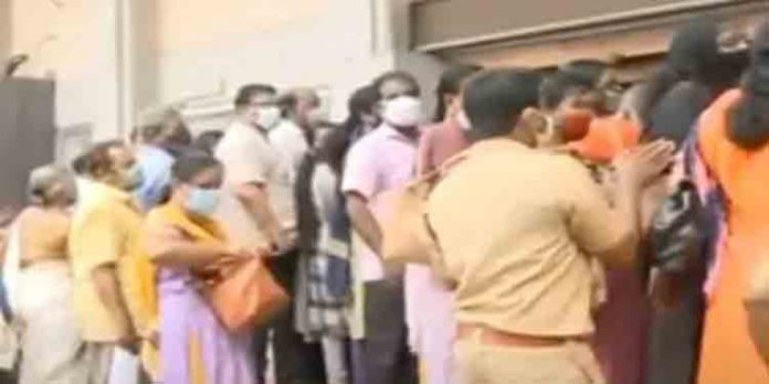 വാക്സിന് എടുക്കാന് വന് ജനത്തിരക്ക് ; തിരുവനന്തപുരത്തെ വാക്സിനേഷന് കേന്ദ്രത്തില് രണ്ടുപേര് കുഴഞ്ഞു വീണു വാക്സിന് എടുക്കാന് വന് ജനത്തിരക്ക് ; തിരുവനന്തപുരത്തെ വാക്സിനേഷന് കേന്ദ്രത്തില് രണ്ടുപേര് കുഴഞ്ഞു വീണു