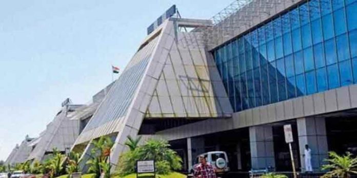 നിരവധി തവണ സമയം മാറ്റിയ വിമാനം ഒടുവില് റദ്ദാക്കി ; കോഴിക്കോട് വിമാനത്താവളത്തില് യാത്രക്കാരുടെ പ്രതിഷേധം നിരവധി തവണ സമയം മാറ്റിയ വിമാനം ഒടുവില് റദ്ദാക്കി ; കോഴിക്കോട് വിമാനത്താവളത്തില് യാത്രക്കാരുടെ പ്രതിഷേധം