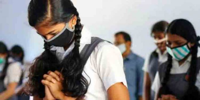 സര്വകലാശാല പരീക്ഷകള് മാറ്റി ; എസ്എസ്എല്സി, പ്ലസ് ടു പരീക്ഷകള് മാറ്റില്ലെന്ന് കേരള സര്ക്കാര് ; വിദ്യാര്ത്ഥികളുടെ ജീവന് പന്താടി വിദ്യാഭ്യാസ വകുപ്പ് സര്വകലാശാല പരീക്ഷകള് മാറ്റി ; എസ്എസ്എല്സി, പ്ലസ് ടു പരീക്ഷകള് മാറ്റില്ലെന്ന് കേരള സര്ക്കാര് ; വിദ്യാര്ത്ഥികളുടെ ജീവന് പന്താടി വിദ്യാഭ്യാസ വകുപ്പ്