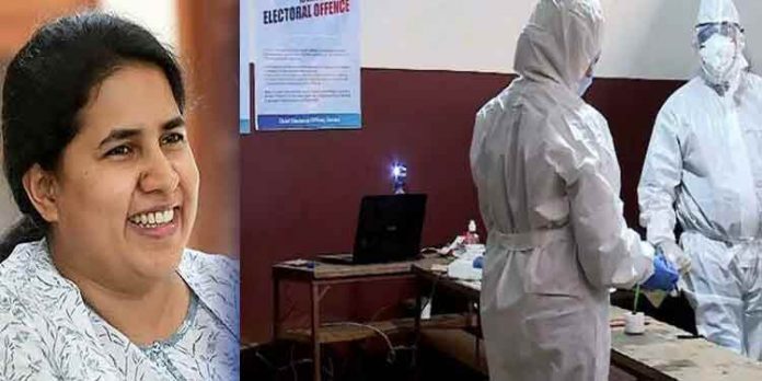 പിണറായി വിജയന്റെ മകള് വീണയ്ക്ക് കോവിഡ് ; പിപിഇ കിറ്റ് ധരിച്ച് പോളിംഗ് ബൂത്തിലെത്തി വോട്ട് ചെയ്തു പിണറായി വിജയന്റെ മകള് വീണയ്ക്ക് കോവിഡ് ; പിപിഇ കിറ്റ് ധരിച്ച് പോളിംഗ് ബൂത്തിലെത്തി വോട്ട് ചെയ്തു