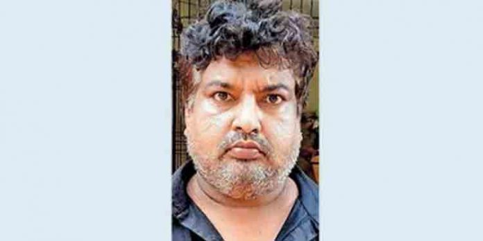 ക്ഷേത്രത്തില് നിന്നു തിരുവാഭരണം കവര്ന്നു ; പൂജാരി അറസ്റ്റില് ക്ഷേത്രത്തില് നിന്നു തിരുവാഭരണം കവര്ന്നു ; പൂജാരി അറസ്റ്റില്