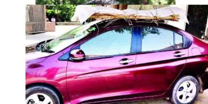 ആംബുലന്സ് കിട്ടാത്തതിനെ തുടര്ന്ന് സ്വന്തം പിതാവിന്റെ മൃതശരീരം കാറിന് മുകളില് കെട്ടിവെച്ച് യുവാവ് ശ്മശാനത്തിലെത്തിച്ചു ആംബുലന്സ് കിട്ടാത്തതിനെ തുടര്ന്ന് സ്വന്തം പിതാവിന്റെ മൃതശരീരം കാറിന് മുകളില് കെട്ടിവെച്ച് യുവാവ് ശ്മശാനത്തിലെത്തിച്ചു
