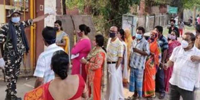 പശ്ചിമ ബംഗാളില് നിയമസഭ തെരഞ്ഞെടുപ്പിന്റെ നാലാംഘട്ട വോട്ടെടുപ്പ് തുടങ്ങി ; പരക്കെ അക്രമം പശ്ചിമ ബംഗാളില് നിയമസഭ തെരഞ്ഞെടുപ്പിന്റെ നാലാംഘട്ട വോട്ടെടുപ്പ് തുടങ്ങി ; പരക്കെ അക്രമം
