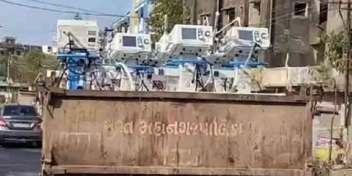 ആശുപത്രിയില് വെന്റിലേറ്ററുകള് എത്തിച്ചത് മാലിന്യം കയറ്റുന്ന ട്രക്കില് ആശുപത്രിയില് വെന്റിലേറ്ററുകള് എത്തിച്ചത് മാലിന്യം കയറ്റുന്ന ട്രക്കില്