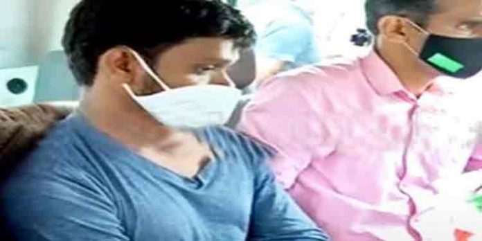 വളാഞ്ചേരിയില് 21കാരി കൊല്ലപ്പെട്ട സംഭവം : പ്രതി അന്വറിനെ സംഭവസ്ഥലത്ത് എത്തിച്ച് തെളിവെടുത്തു വളാഞ്ചേരിയില് 21കാരി കൊല്ലപ്പെട്ട സംഭവം : പ്രതി അന്വറിനെ സംഭവസ്ഥലത്ത് എത്തിച്ച് തെളിവെടുത്തു