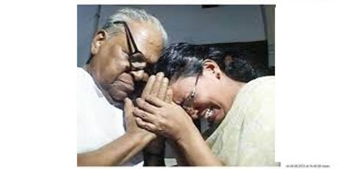 വി.എസ് അച്യുതാനന്ദന് രമയെ സന്ദര്ശിക്കുന്ന ചിത്രങ്ങള് പ്രചാരണത്തിന് ഉപയോഗിക്കുന്നു ; തെരഞ്ഞെടുപ്പ് കമ്മിഷന് പരാതി നല്കി എല് ഡി എഫ് വി.എസ് അച്യുതാനന്ദന് രമയെ സന്ദര്ശിക്കുന്ന ചിത്രങ്ങള് പ്രചാരണത്തിന് ഉപയോഗിക്കുന്നു ; തെരഞ്ഞെടുപ്പ് കമ്മിഷന് പരാതി നല്കി എല് ഡി എഫ്