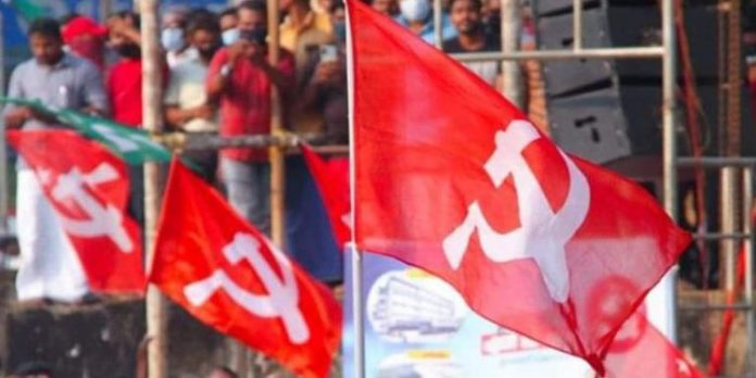 നാദാപുരത്ത് സിപിഎം നേതാവ് സിഎച്ച് മോഹനന്റെ വീട്ട് മുറ്റത്ത് റീത്ത് വെച്ചു നാദാപുരത്ത് സിപിഎം നേതാവ് സിഎച്ച് മോഹനന്റെ വീട്ട് മുറ്റത്ത് റീത്ത് വെച്ചു