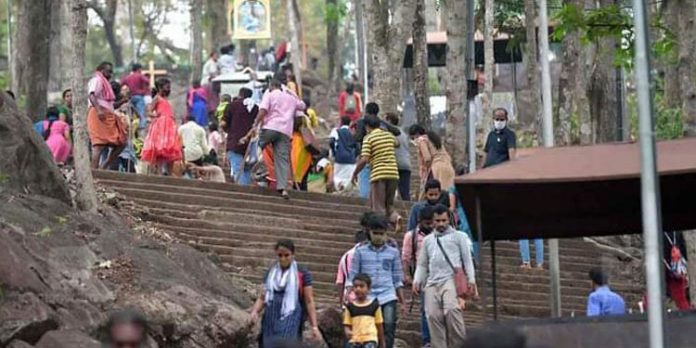 നോമ്പിന്റെ സഹന തീക്ഷ്ണയിൽ മലയാറ്റൂർ ; കുരിശുമുടിയിൽ ആയിരങ്ങൾ നോമ്പിന്റെ സഹന തീക്ഷ്ണയിൽ മലയാറ്റൂർ ; കുരിശുമുടിയിൽ ആയിരങ്ങൾ