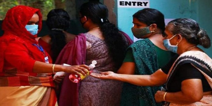 നാലാം മണിക്കൂറിൽ പോളിംഗ് ശരാശരി 30 ശതമാനം ; ബൂത്തുകൾക്ക് മുന്നിൽ വലിയ നിര നാലാം മണിക്കൂറിൽ പോളിംഗ് ശരാശരി 30 ശതമാനം ; ബൂത്തുകൾക്ക് മുന്നിൽ വലിയ നിര