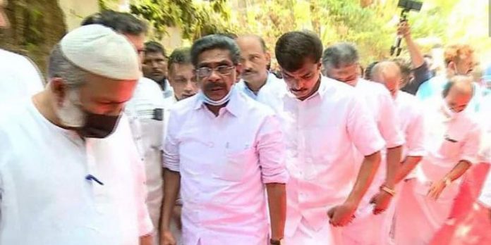 നടന്നത് ആസൂത്രിത കൊലപാതകം ; മൻസൂറിന്റെ വീട്ടിലെത്തി മുല്ലപ്പള്ളി നടന്നത് ആസൂത്രിത കൊലപാതകം ; മൻസൂറിന്റെ വീട്ടിലെത്തി മുല്ലപ്പള്ളി