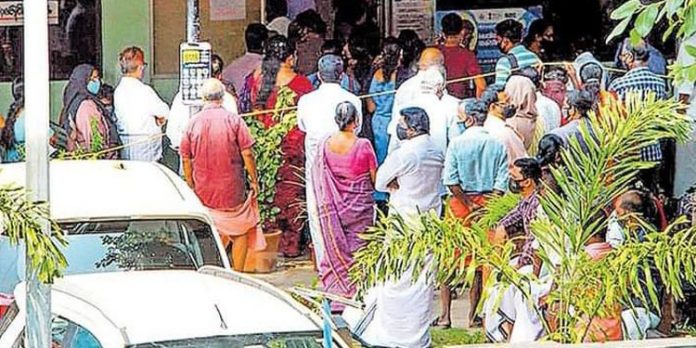 സ്ഥിതി രൂക്ഷമായാല് കടുത്ത നിയന്ത്രണം : കോഴിക്കോട് കളക്ടറുടെ മുന്നറിയിപ്പ് സ്ഥിതി രൂക്ഷമായാല് കടുത്ത നിയന്ത്രണം : കോഴിക്കോട് കളക്ടറുടെ മുന്നറിയിപ്പ്