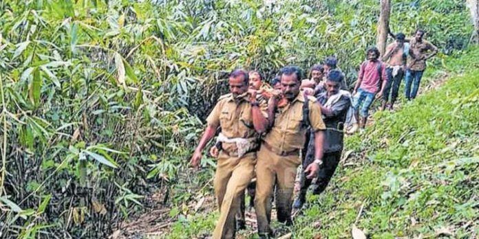 ഉൾവനത്തിൽ പരിശോധനയ്ക്കിടെ കാട്ടുപോത്തിന്റെ ആക്രമണത്തിൽ വാച്ചർക്കു പരുക്ക് ; സഹപ്രവർത്തകർ വനത്തിലൂടെ ചുമന്നത് 10 കിലോമീറ്റർ ഉൾവനത്തിൽ പരിശോധനയ്ക്കിടെ കാട്ടുപോത്തിന്റെ ആക്രമണത്തിൽ വാച്ചർക്കു പരുക്ക് ; സഹപ്രവർത്തകർ വനത്തിലൂടെ ചുമന്നത് 10 കിലോമീറ്റർ