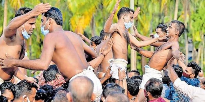 കൈക്കോളൻമാർ തമ്മിൽ രണ്ട് റൗണ്ട് അടി ; അടിയുത്സവം ഇങ്ങനെ കൈക്കോളൻമാർ തമ്മിൽ രണ്ട് റൗണ്ട് അടി ; അടിയുത്സവം ഇങ്ങനെ