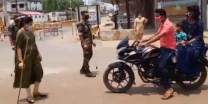 പൊരിവെയിലത്ത് ഗര്ഭിണിയായ ഐപിഎസ് ഉദ്യോഗസ്ഥ ഡ്യൂട്ടിയില് ; സോഷ്യല് മീഡിയയില് വൈറലായി വീഡിയോ പൊരിവെയിലത്ത് ഗര്ഭിണിയായ ഐപിഎസ് ഉദ്യോഗസ്ഥ ഡ്യൂട്ടിയില് ; സോഷ്യല് മീഡിയയില് വൈറലായി വീഡിയോ