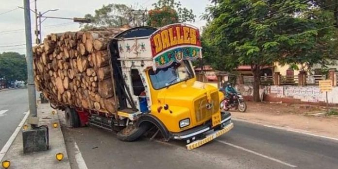 അമിത ഭാരം കയറ്റി വന്ന ലോറിയുടെ ടയര് പൊട്ടിത്തെറിച്ചു, ഡിവൈഡർ ഇടിച്ചു തകർത്തു അമിത ഭാരം കയറ്റി വന്ന ലോറിയുടെ ടയര് പൊട്ടിത്തെറിച്ചു, ഡിവൈഡർ ഇടിച്ചു തകർത്തു
