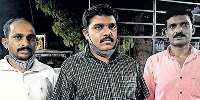 40 കോടിയുടെ ഫാൻസി കറൻസിയും 6 ലക്ഷം രൂപയുമായി 3 പേർ പിടിയിൽ 40 കോടിയുടെ ഫാൻസി കറൻസിയും 6 ലക്ഷം രൂപയുമായി 3 പേർ പിടിയിൽ