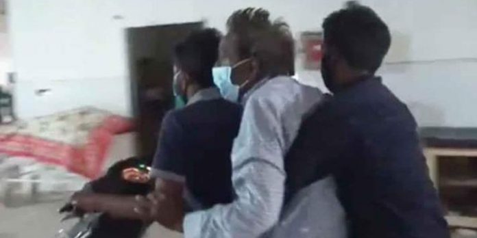 സ്ട്രെച്ചറില്ല ; വാർഡിൽനിന്ന് രോഗിയെ സ്കൂട്ടറിൽ പുറത്തെത്തിച്ചു സ്ട്രെച്ചറില്ല ; വാർഡിൽനിന്ന് രോഗിയെ സ്കൂട്ടറിൽ പുറത്തെത്തിച്ചു