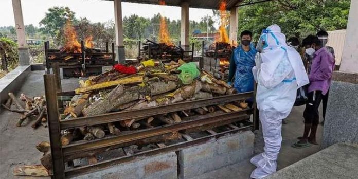 ചികിത്സ ലഭിച്ചില്ല : ഭാര്യയുടെ മൃതദേഹം സംസ്കരിക്കാൻ വിട്ടുകൊടുക്കാതെ ഭർത്താവിന്റെ പ്രതിഷേധം ചികിത്സ ലഭിച്ചില്ല : ഭാര്യയുടെ മൃതദേഹം സംസ്കരിക്കാൻ വിട്ടുകൊടുക്കാതെ ഭർത്താവിന്റെ പ്രതിഷേധം