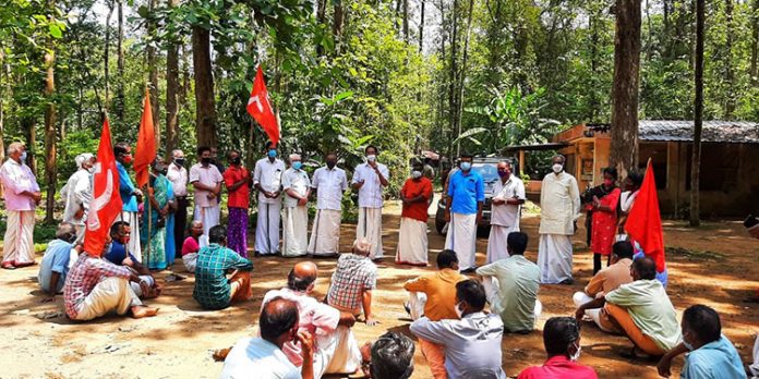 രൂക്ഷമായ വന്യമൃഗ ശല്യത്തിനും കൃഷി നാശത്തിനുമെതിരെ കർഷക സംഘത്തിന്റെ നേതൃത്വത്തിൽ മണ്ണീറയില് ഫോറസ്റ്റ് സ്റ്റേഷൻ മാർച്ച് നടത്തി രൂക്ഷമായ വന്യമൃഗ ശല്യത്തിനും കൃഷി നാശത്തിനുമെതിരെ കർഷക സംഘത്തിന്റെ നേതൃത്വത്തിൽ മണ്ണീറയില് ഫോറസ്റ്റ് സ്റ്റേഷൻ മാർച്ച് നടത്തി