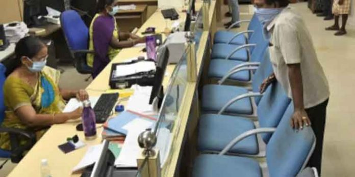 കോവിഡ് വ്യാപനം : ഓഫീസുകളിലെത്തുന്ന ജീവനക്കാര് ജാഗ്രത പുലര്ത്തണമെന്ന് ഡിഎംഒ കോവിഡ് വ്യാപനം : ഓഫീസുകളിലെത്തുന്ന ജീവനക്കാര് ജാഗ്രത പുലര്ത്തണമെന്ന് ഡിഎംഒ