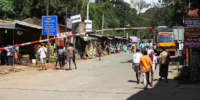 കൊവിഡ് വ്യാപനം രൂക്ഷം ; തമിഴ്നാട് അതിര്ത്തി അടച്ചു കൊവിഡ് വ്യാപനം രൂക്ഷം ; തമിഴ്നാട് അതിര്ത്തി അടച്ചു