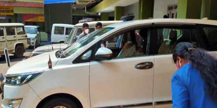കോഴിക്കോട് കളക്ടറുടെ ഔദ്യോഗിക വാഹനത്തിന് നേരെ കല്ലേറ് കോഴിക്കോട് കളക്ടറുടെ ഔദ്യോഗിക വാഹനത്തിന് നേരെ കല്ലേറ്